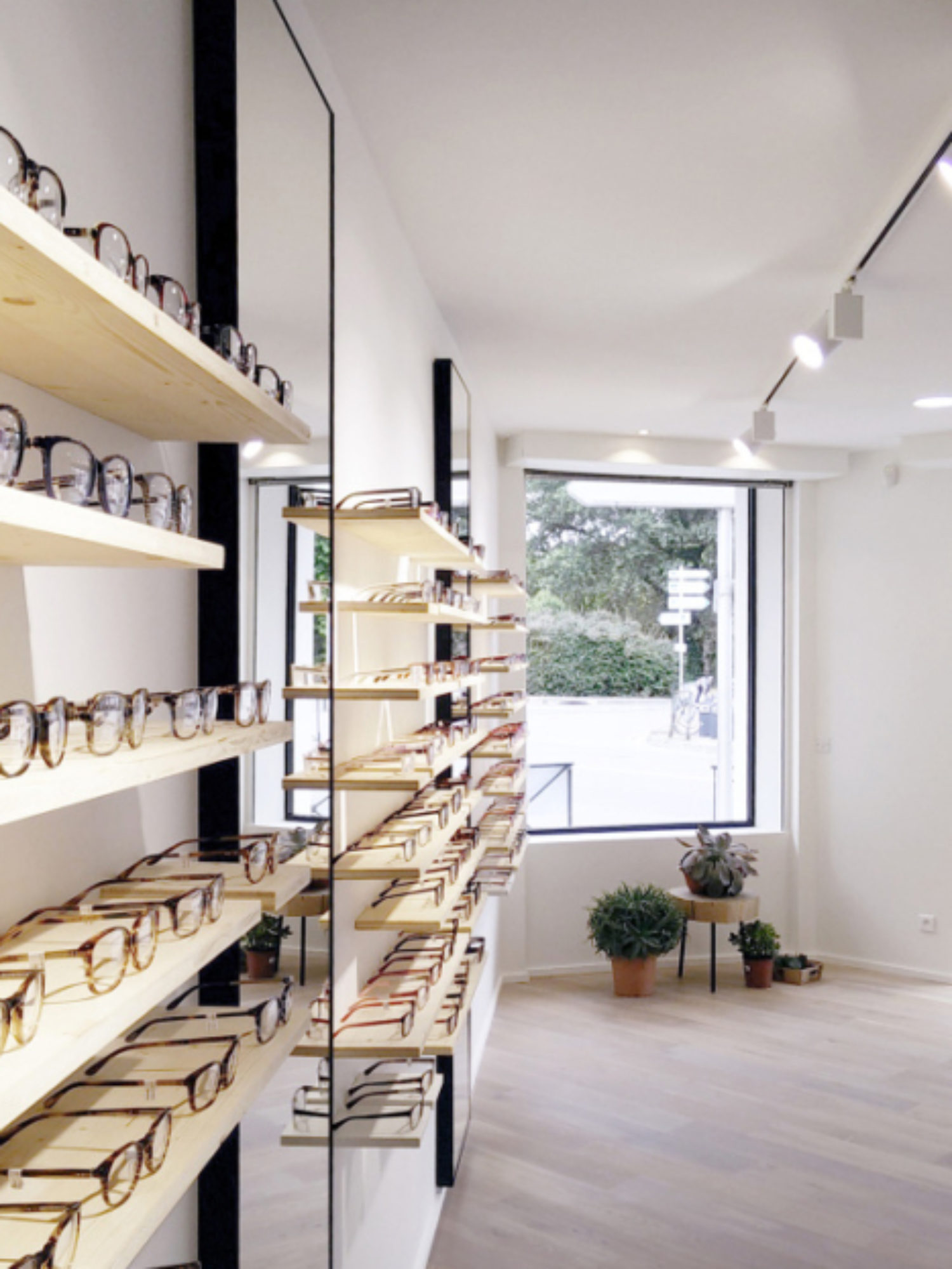 LOUIS RICHERMO LUNETIER • Rénovation complète d’un magasin d’optique et agencement sur mesure, quartier des Sept deniers à Toulouse