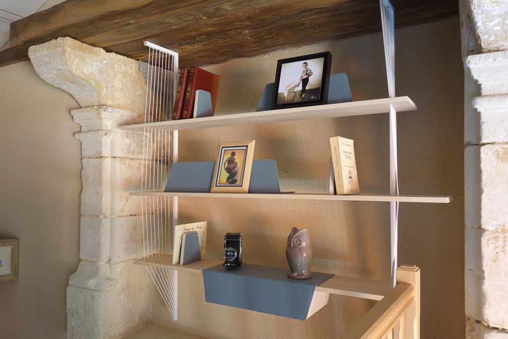 mobilier sur mesure, bibliothèque suspendu en Erable et acier laqué blanc design et fabrication studio SUPERSTRATE