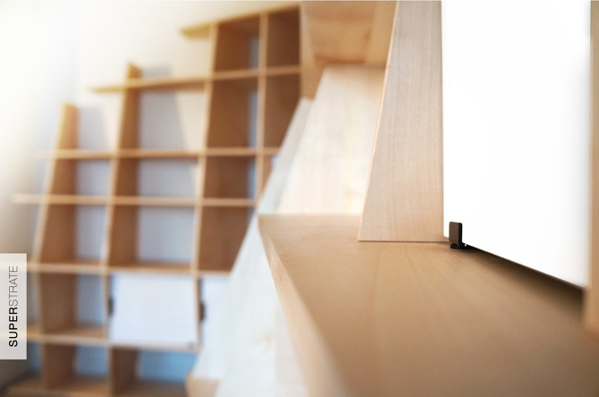 bibliothèque bureau, meuble sur-mesure à plusieurs fonctions, design sculptural réalisé en bois d'érable sycomore clair et aluminium laqué blanc, desssiné et fabriqué par le studio superstrate à toulouse pour un client parisien