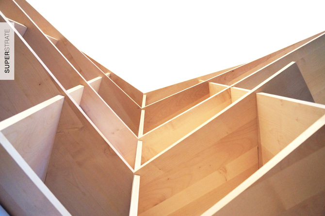bibliothèque bureau, meuble sur-mesure à plusieurs fonctions, design sculptural réalisé en bois d'érable sycomore clair et aluminium laqué blanc, desssiné et fabriqué par le studio superstrate à toulouse pour un client parisien