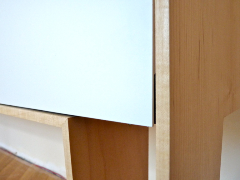 buffet loft white un mobilier dessiné et conçu sur mesure par le studio superstrate - bois d'érable et aluminium laqué blanc