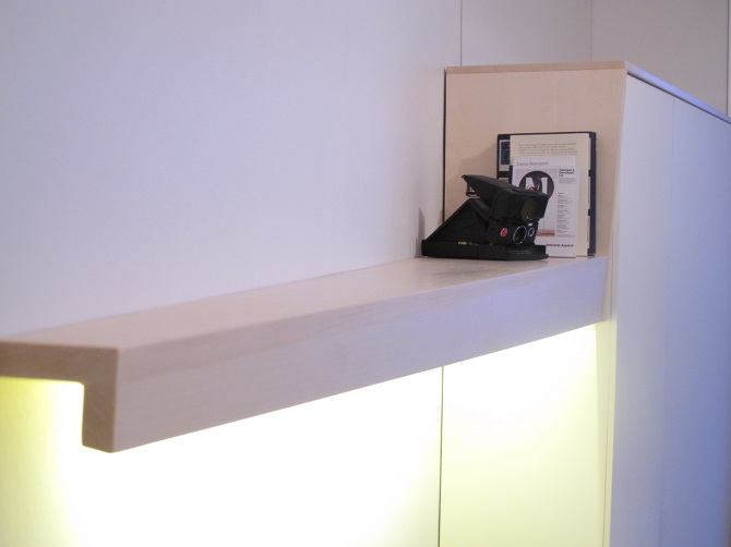 chambre à coucher meuble sur-mesure en MDF laqué blanc et bois d'érable sycomore clair design et fabrication par le studio Superstrate toulouse