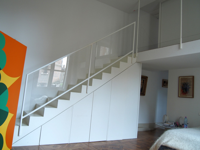 rambarde garde-corp d'escalier en bois bois laqué blanc et plexiglass transparent.