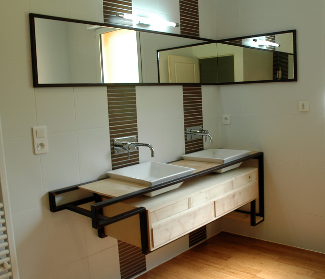meuble de salle de bain sur-mesure en acier et bois d'érable conçu et fabriqué par le studio superstrate, Toulouse