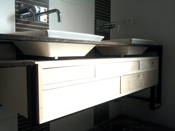 meuble de salle de bain sur-mesure en acier et bois d'érable conçu et fabriqué par le studio superstrate, Toulouse