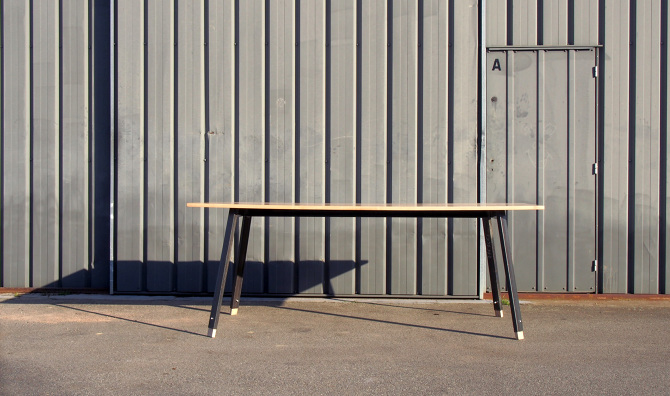 table à manger sur-mesure modulable en hauteur fabriqé en acier et bois de frene clair par le studio superstrate à toulouse