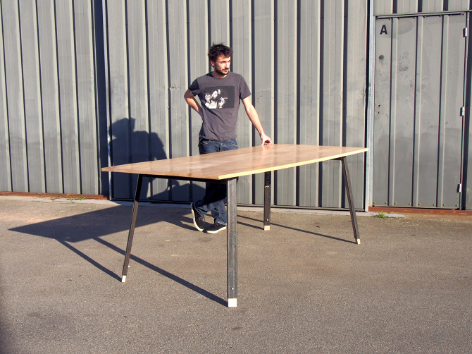 table à manger sur-mesure modulable en hauteur fabriqé en acier et bois de frene clair par le studio superstrate à toulouse