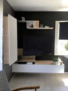 Lire la suite à propos de l’article MEUBLE TV • Un meuble sur-mesure au design minimal et aérien