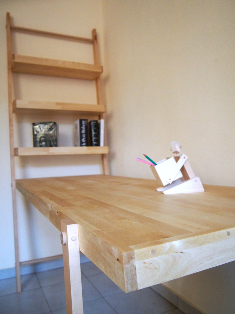 solution design sur mesure meuble bibliothèque et bureau en bois d'érable et de bouleau clair, forme échelle par le studi de design mobilier toulousain superstrate