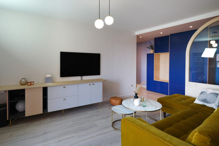 Meuble TV sur-mesure dans un intérieur style colorblock géométrique. Design, rénovation et réalisation par Studio Superstrate à Toulouse