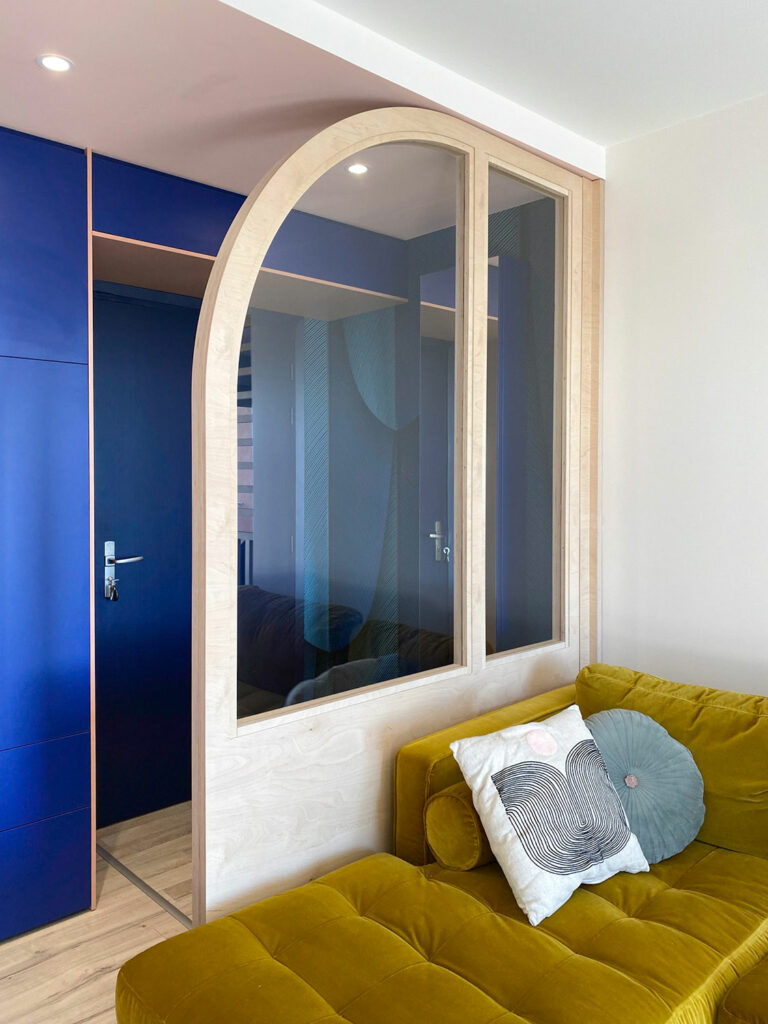Meubles d'entrée sur-mesure bleu klein, verrière arrondi en bois clair bouleau,Design, rénovation et réalisation par Studio Superstrate à Toulouse