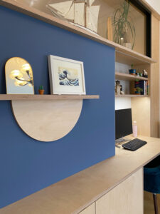 Etagère décorative avec support en demi lune, bois de bouleau sur fond stratifié Fenix Bleu Naxos. studio SUPERSTRATE Toulouse