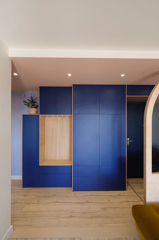 Meuble sur-mesure bleu klein et niche en bois clair, design colorblock. Design, rénovation et réalisation par Studio Superstrate à Toulouse