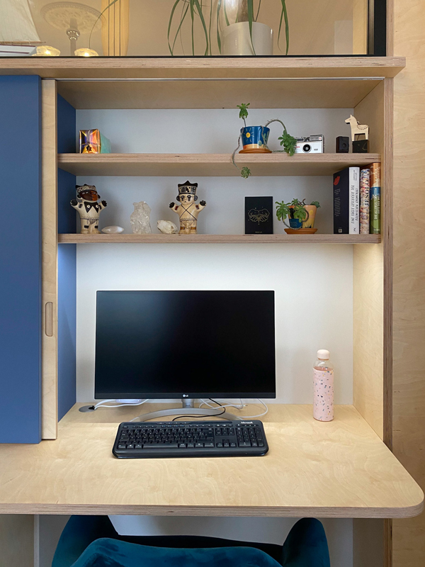 Espace bureau sur-mesure dans une alcove pouvant dissimuler écran et clavier par une porte coulissante . design studio SUPERSTRATE Toulouse