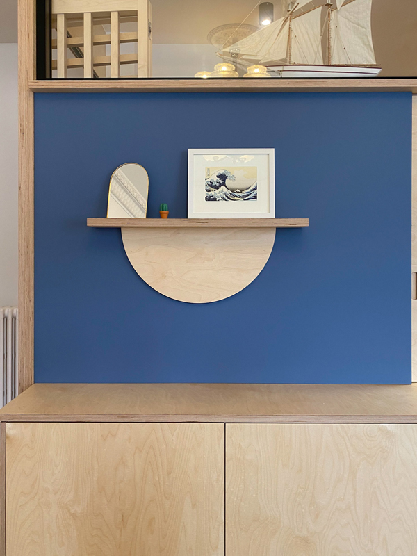 étagère demi-lune décorative en bois de bouleau clair sur fond stratifié bleu naxos Fenix. Design studio SUPERSTRATE Toulouse