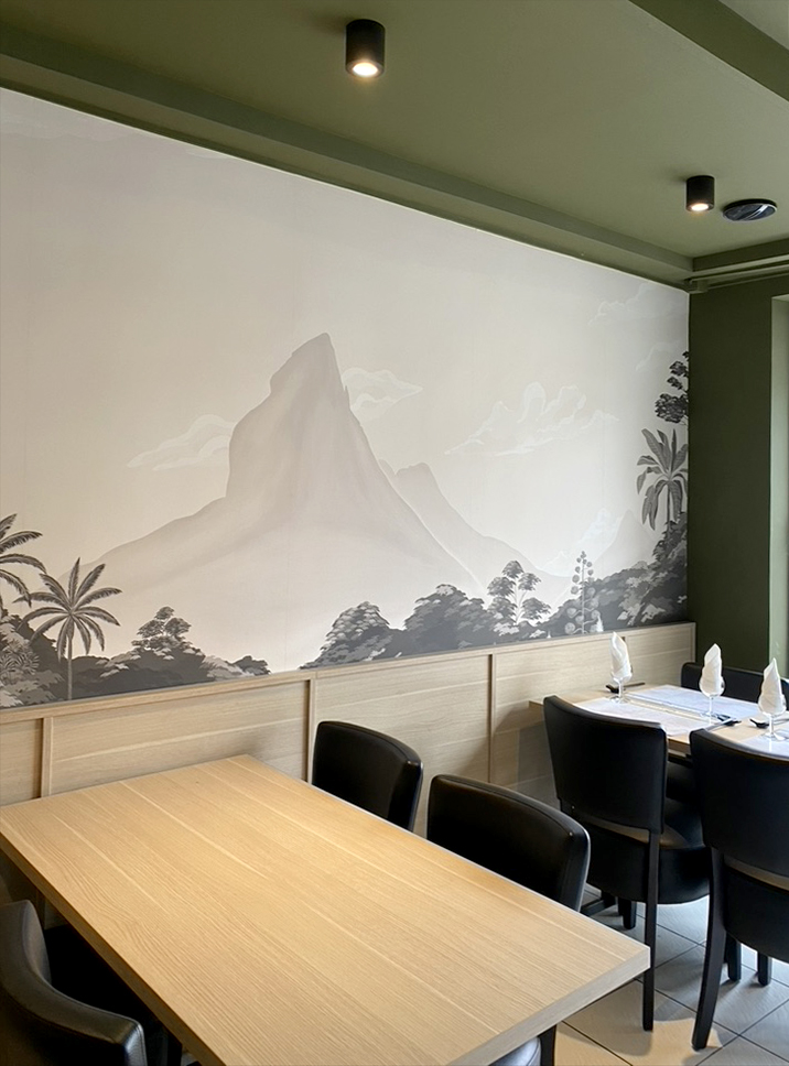 intérieur restaurant vert et bois tapisserie panoramique