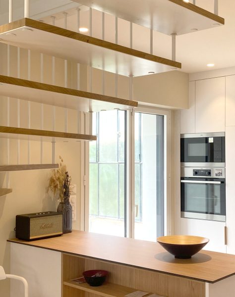 cuisine moderne et originale en L blanc et chêne avec ilot