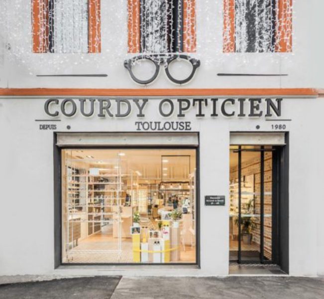 agencement magasin aménagement sur mesure, architecture d'intérieur,mobilier sur mesure et prestation de décoration, transformation d'un local professionnel pour un opticien lunettier, opticien Toulouse par le studio de design et ébénisterie Superstrate